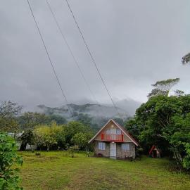 Cabaña en un punto estratégico de Volcán, Hotel in Paso Ancho