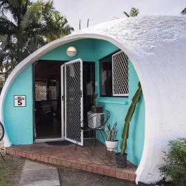 Binishell Igloo 5 - Unique Beachfront Escape with Pool, hotel v destinácii Trinity Beach