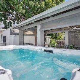 Seaside Serenity - Family Escape with Private Spa, ξενοδοχείο σε Machans Beach