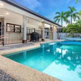 Tropical Pool Sanctuary in Kewarra Beach, Family and Dog Friendly, Hotel in Kewarra Beach