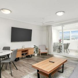 Cairns Skyline - Chic Seaside Stay with Rooftop Pool