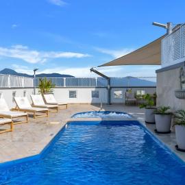 Coastal Chic in Heart of Cairns with Rooftop Pool, hotel i Cairns