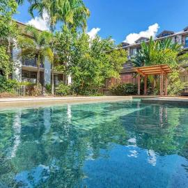 The Loft - Trendy Coastal Charm with Pool, hotel i Cairns