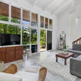 Nirvana - Steps to Four Mile Beach with Shared Pool, hotel in Port Douglas
