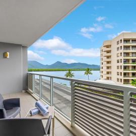 Waterfront at Harbour Light - Generous Space & Views, hotelli Cairnsissa