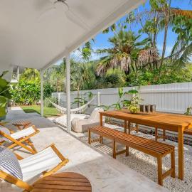 Cedar Villa - A Designer Pool House by the Beach, hotel u gradu 'Palm Cove'