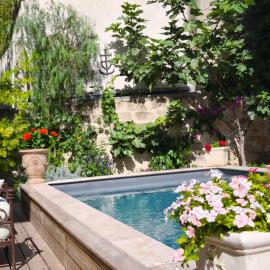 VILLA ADOYA Chambre d'hôtes Aigues-Mortes intra muros au calme climatisation réversible PISCINE WIFI ascenseur PARKING gratuit, hotel a Aigüesmortes