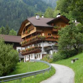 Gedrarzerhof, hotel Lusonban