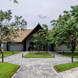 Bon Hotel Crown Forest, hótel í Nsuaem