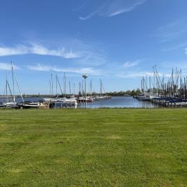 Stacaravan met schitterend uitzicht over het meer, in Friesland! Op de 5-sterren Camping de Kuilart met Zwembad!, hotel en Koudum