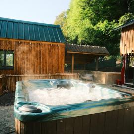 Le Refuge du Milan - Bus anglais avec jacuzzi 5 personnes, hotel in Bertren