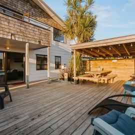 Waterfront location with estuary outlook and ocean beach access - sleeps 19, hotel din Pukehina
