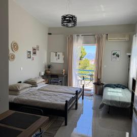 Bougainvillea Terrace Studio، فندق في Sikéa