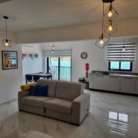 Coastline, Lovely Seafront Apartment, hotell sihtkohas Birżebbuġa