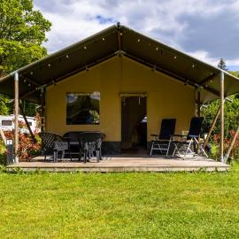 Safaritent bij speeltuin voor gezinnen op groen rustig park op de Veluwe, готель у місті Епе