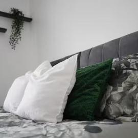 Cozy Retreat with 2 Bedrooms 5 sleeps Garden Wi-fi, hotel in Gravesend
