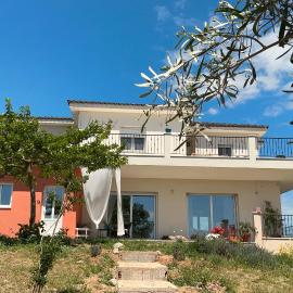 Horizon House, with Olive Grove and a small Vineyard, hotel a Amarinthos