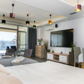 Villa Jolara - Deluxe Studio Apartment By The Pool, hotel in Mimice