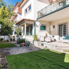 Myhomereservation Charm Villa in Parede - 5mn da Praia, hotel u gradu 'Parede'