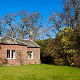 Laura's House، فندق في Coupar Angus