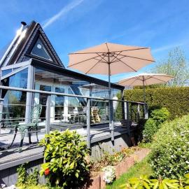 Wohlfühloase in der Eifel mit Weitblick in die Natur, Seenähe, Poolnutzung, Minigolf, Tennis und vieles mehr, hotel in Blankenheim