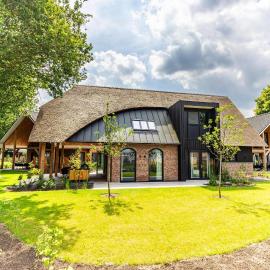 Boerderij Villa met Binnenzwembad en Wellness, хотел в Wekerom