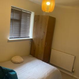 Private room with private bathroom, hotel in Hackington