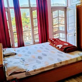 Ghar Family-Homestay- 2 Room -Prime Location - Balcony kitchen-Don't book Single Room Book a complete Home, hotel in Solan