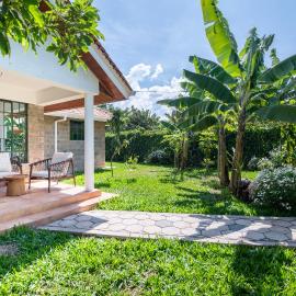 Private 2-Bed Garden Cottage in Karen with Housekeeping, hotel i Nairobi