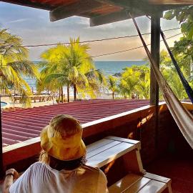 Bananoz Surfhouse – hotel w mieście El Tránsito