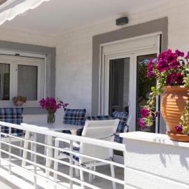 Pascal House Cozy & Comfortable Apart with Parking, 400m frm beach – hotel w mieście Mesochórion
