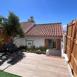 Cozy home & garden for people & dogs, hotel a Lourinhã