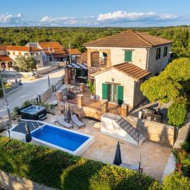 Villa Lana with private pool & BBQ