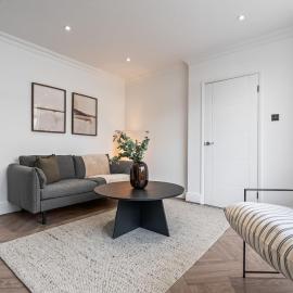 Bright 4 Bedroom Home - High Speed WiFi & Parking - Contractor Friendly, hotel u gradu Bedvort