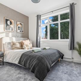 Cosy 4BDR House- Fast WiFi & Parking - Workers Friendly、ベドワースのホテル