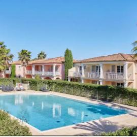 Appartement spacieux au rez-de-chaussée piscine chauffée