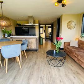 Family holiday home by beach and forest, hotel in Dirkshorn