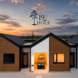 The 19th HOLE at PENATI, hotel a Šajdíkove Humence