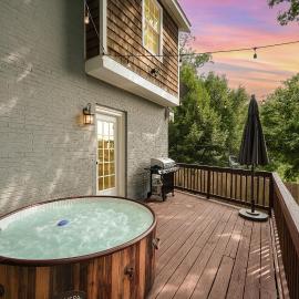 Luxury South End Retreat - Hot Tub - 4 Bedrooms