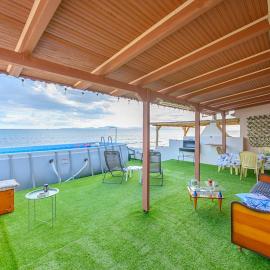 Ionion Paradise Beachfront Home with Private Pool，Glífa的飯店