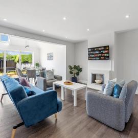 3BR 2BA, Free Parking, 5 Mins LGW, Fast Wi-Fi, hotel in Horley