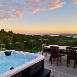 Nestled in Nature 3 Bedroom Home Spa Pool & Sauna & Pilates Studio, hotel in Raglan