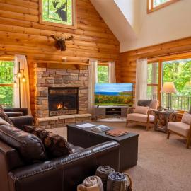 Sleepy Moose- Cozy Cabin in Sister Bay, Hot Tub, Fire Pit, Dogs!: Sister Bay şehrinde bir otel