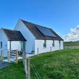 Modern Refurbished Church nr Butt of Lewis beaches, khách sạn ở Port of Ness