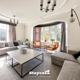 Spacious 5BR Leicester Home Sleeps 10 Parking!