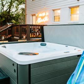 Soulfull ATL Hot Tub Fire Pit 4BR Experience, ξενοδοχείο σε Decatur