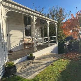 Relaxing sunny Nelson retreat, balcony views & easy walk to CBD, hotel a Nelson