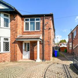5BR Manchester Home Jacuzzi, Garden & Parking