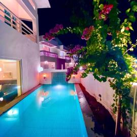 "Villa Ledo Calangute Beach" - 4BHK - Private swimming pool - Kitchen - Wifi - TV, hotell i Calangute