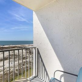 Contemporary beachside escape with gym & pools, hotel a Fort Morgan